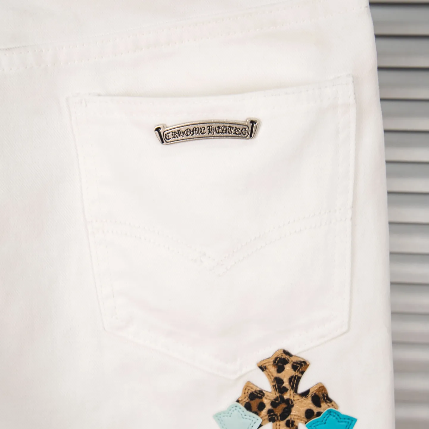 P260 Chrome Hearts 25SS white pants with three-color leopard print blue leather jeans. Chrome Hearts' pants with the most popular colors are made of beaded canvas fabric. Heavy washing makes the upper body of the fabric more textured and the pants are tall and straight! The three-dimensional cutting of the whole trousers is a masterpiece! The hardware is customized by zp. The beaded canvas fabric is thick and soft after being washed. It has good breathability. Customized small leather label. Unique design. The details are simple and elegant, and the workmanship is exquisite. The whole trousers are neatly routed and the details are in place! It’s so cool that both men and women can easily control the genderless trend! Style number: 1771# Color: White Size: 28 30 32 34 36